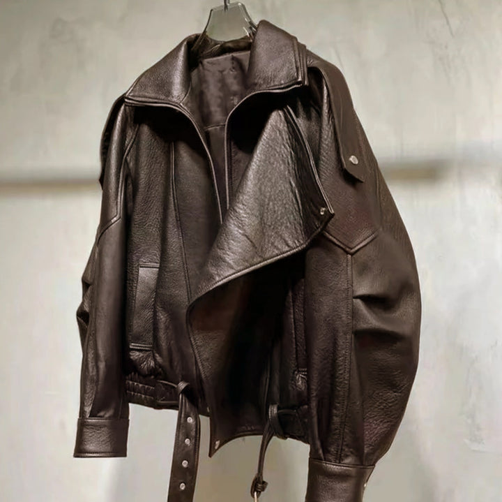 Herren Oversized Lederjacke mit weitem asymmetrischen Revers und Taillengürtel Echoarchiv