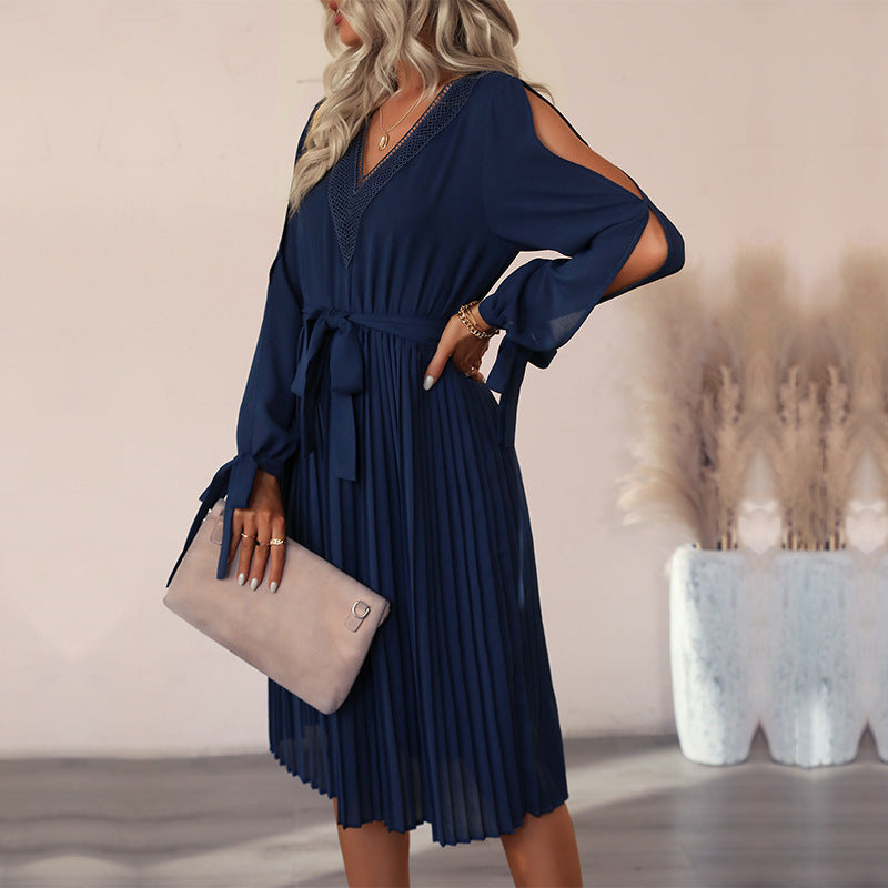 Damen Plissee Kleid mit V-Ausschnitt und Gürtel Echo Archiv