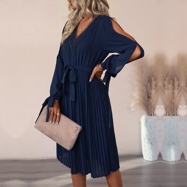 Damen Plissee Kleid mit V-Ausschnitt und Gürtel Echo Archiv