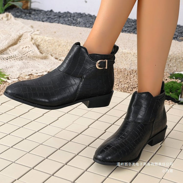 Damen Western-inspirierte Stiefelette mit spitzer Zehenpartie und dekorativer Metallschnalle Echoarchiv