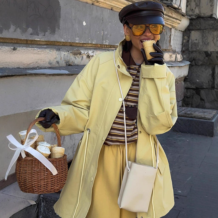 Damen Oversize Regenjacke mit Tunnelzug-Taillierung, hohem Stehkragen & Pattentaschen Echoarchiv