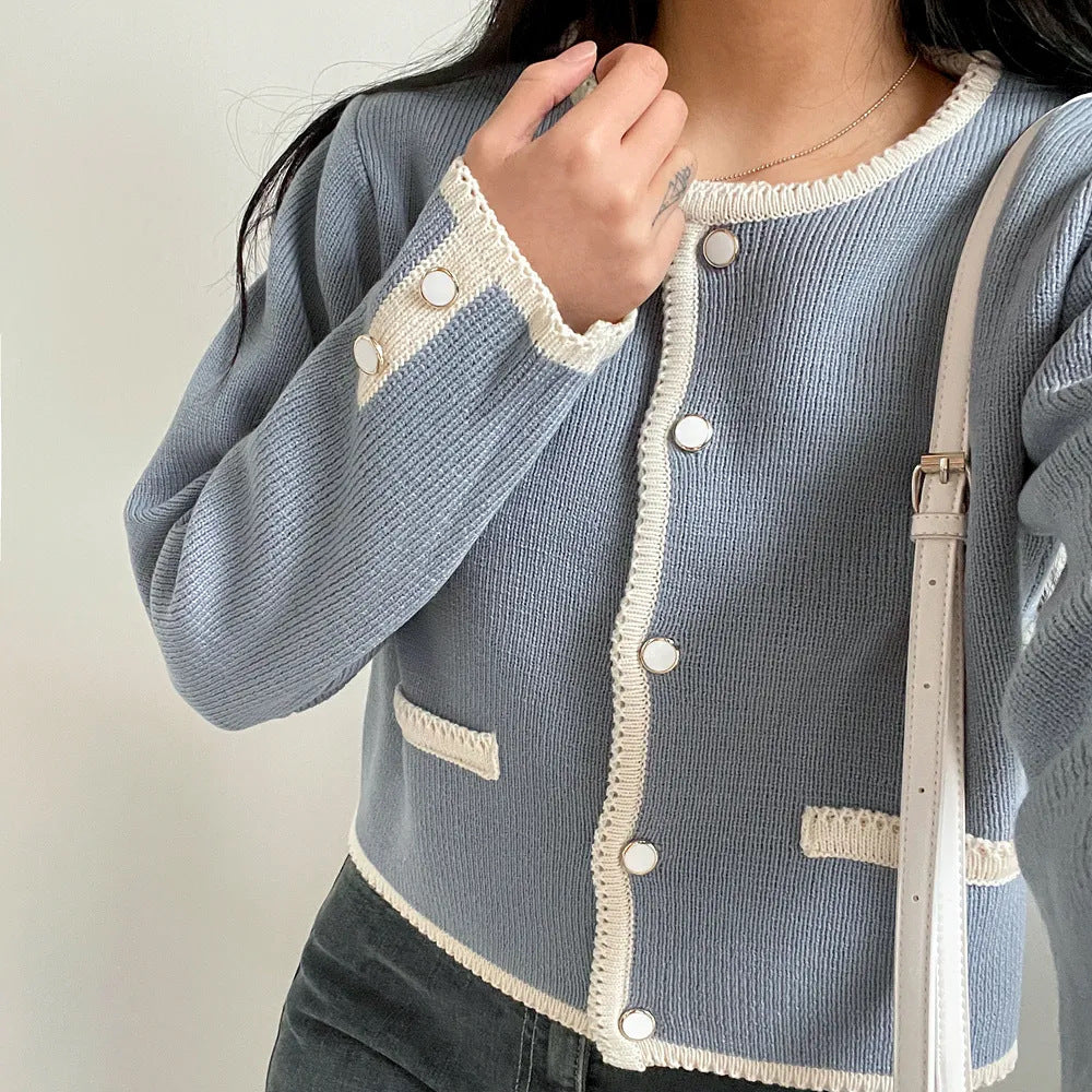 Damen Kurzgeschnittener gerippter Cardigan mit kontrast‑Häkelkante, Zierknopfleiste und Taschenleisten – Veloura