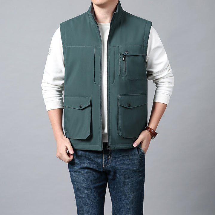 Herren Funktionsweste im urbanen Utility‑Stil mit Organizer‑Taschen und Stehkragen Echo Archiv