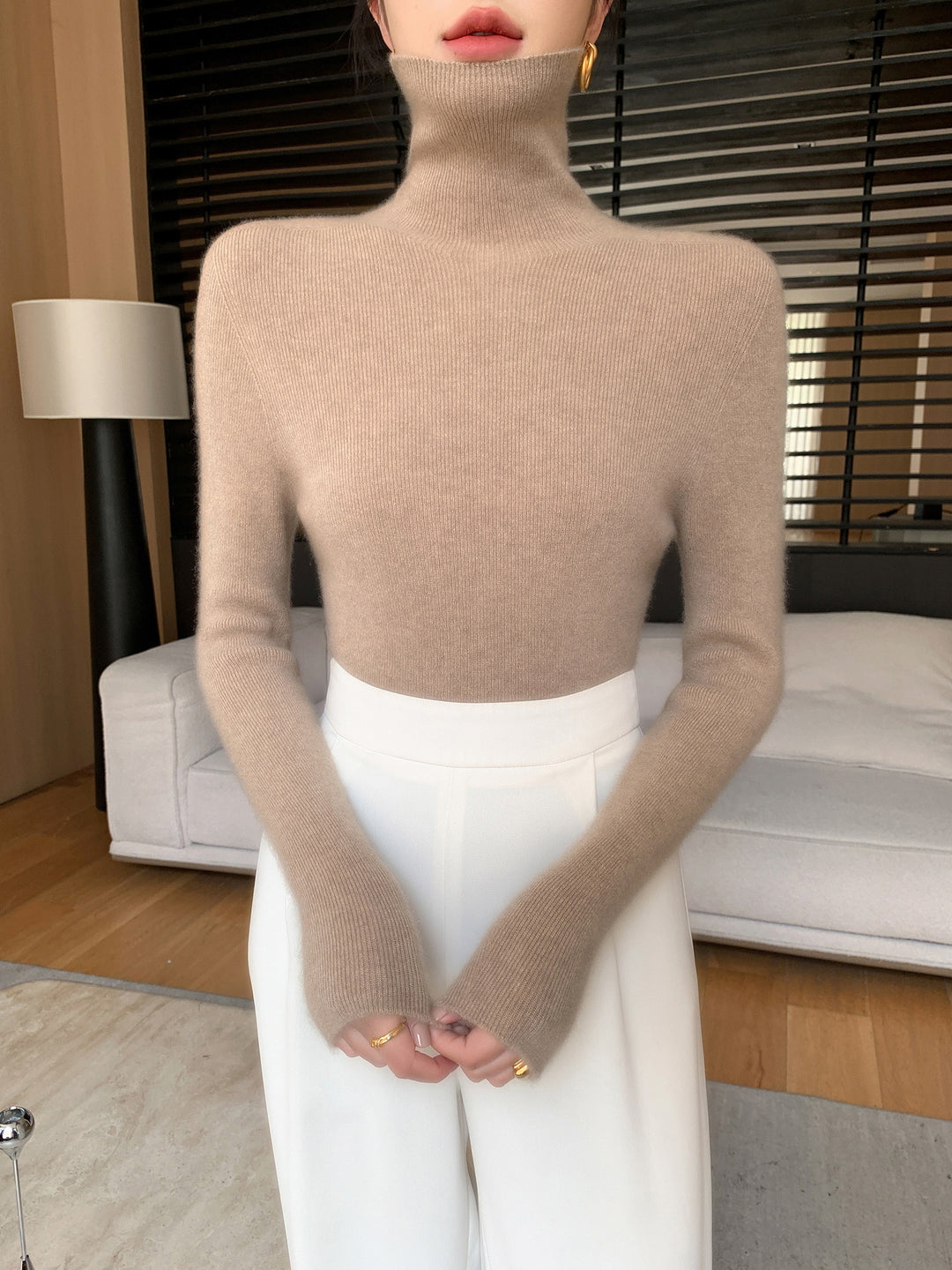 Damen Schlanker Feinstrickpullover mit hohem Rollkragen und feiner Rippstruktur Echoarchiv