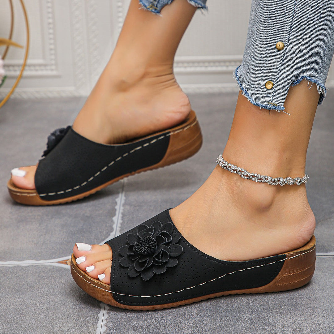 Damen Gepolsterte Peeptoe-Mule mit Blumenapplikation und ergonomischer Keilsohle Echo Archiv