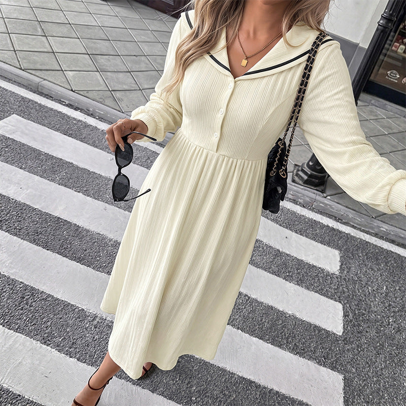 Damen Midikleid mit Matrosenkragen, geraffter Taille und Knopfleiste – Élara