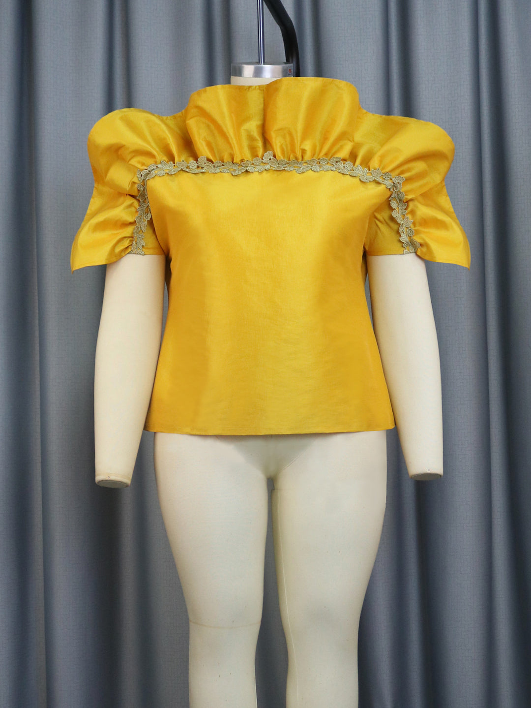 Damen Elegantes Oberteil mit voluminösen Puffärmeln und zarten Spitzenakzenten Echo Archiv