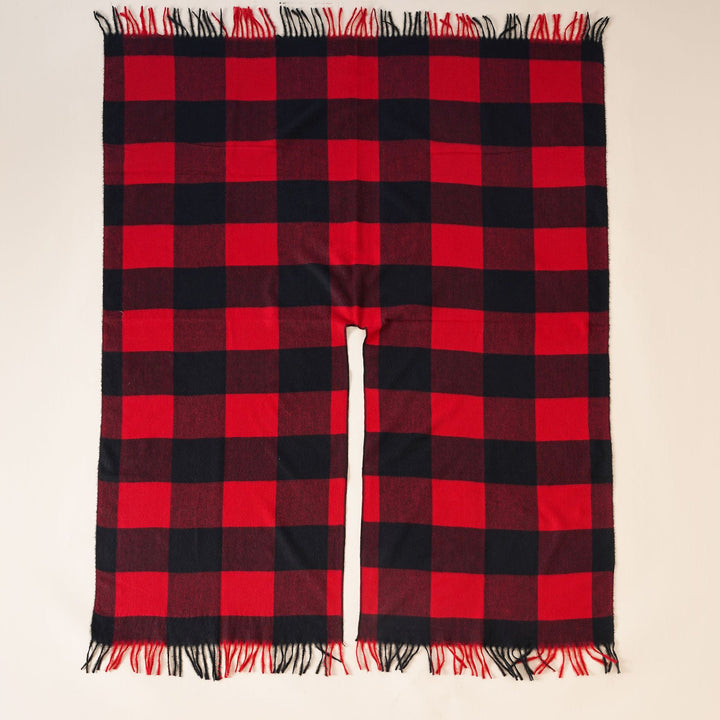Damen Rechteckponcho im Ruana‑Stil aus Wollmix mit großen Karos und Fransensaum – Célinea
