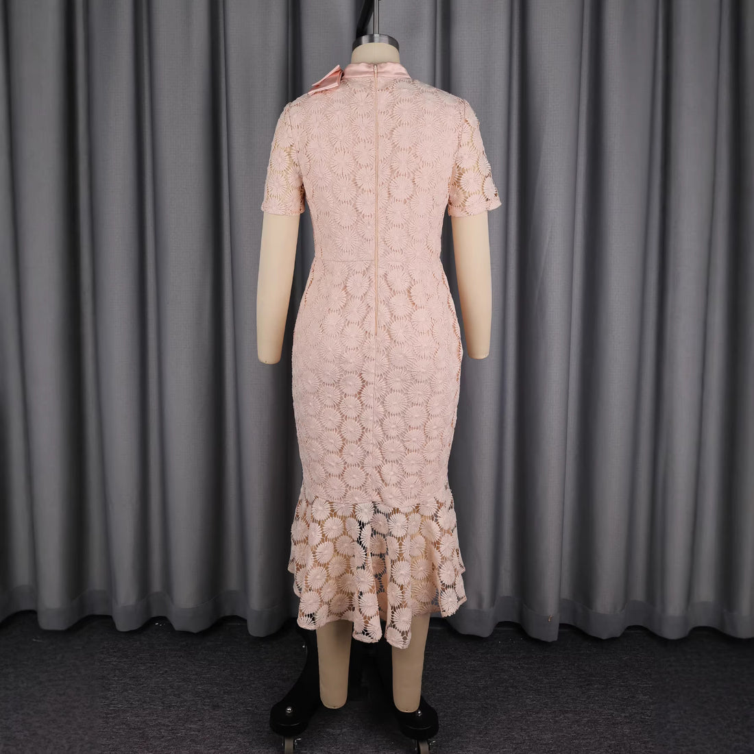 Damen Elegantes Spitzenkleid mit Rüschensaum – Élara