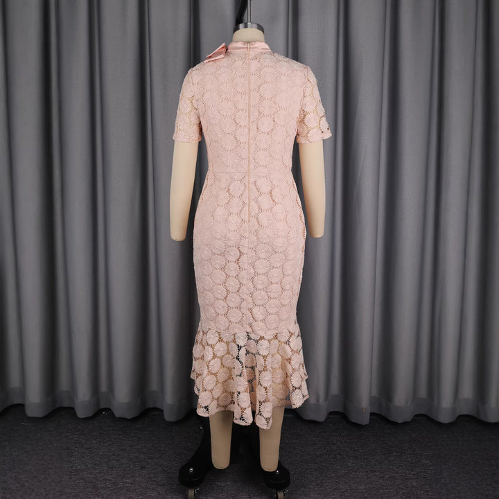 Damen Elegantes Spitzenkleid mit Rüschensaum Echo Archiv