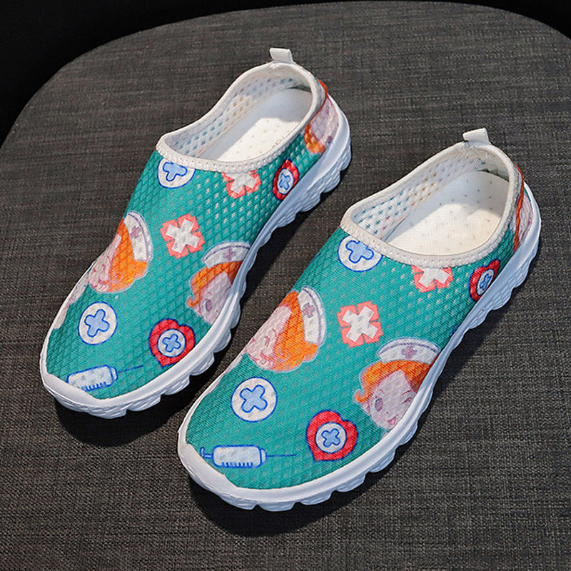 Damen Verspielte Slip-On Sneakers mit medizinischem Cartoon-Print, atmungsaktivem Mesh und gepolsterter Memory-Sohle – Névara