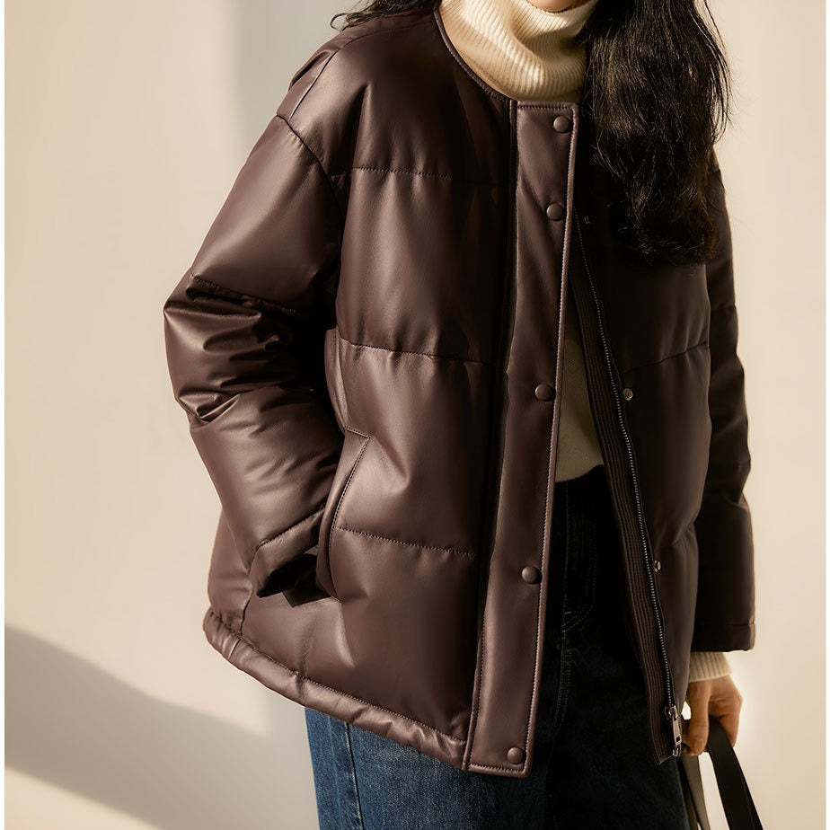Damen Kurz geschnittene wattierte Kunstlederjacke mit Rundhalsaum und Druckknopfleiste Echo Archiv