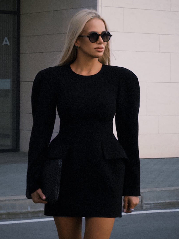 Damen Tailliertes Minikleid mit strukturierten Schultern, langen Ärmeln und angedeutetem Peplum Echoarchiv
