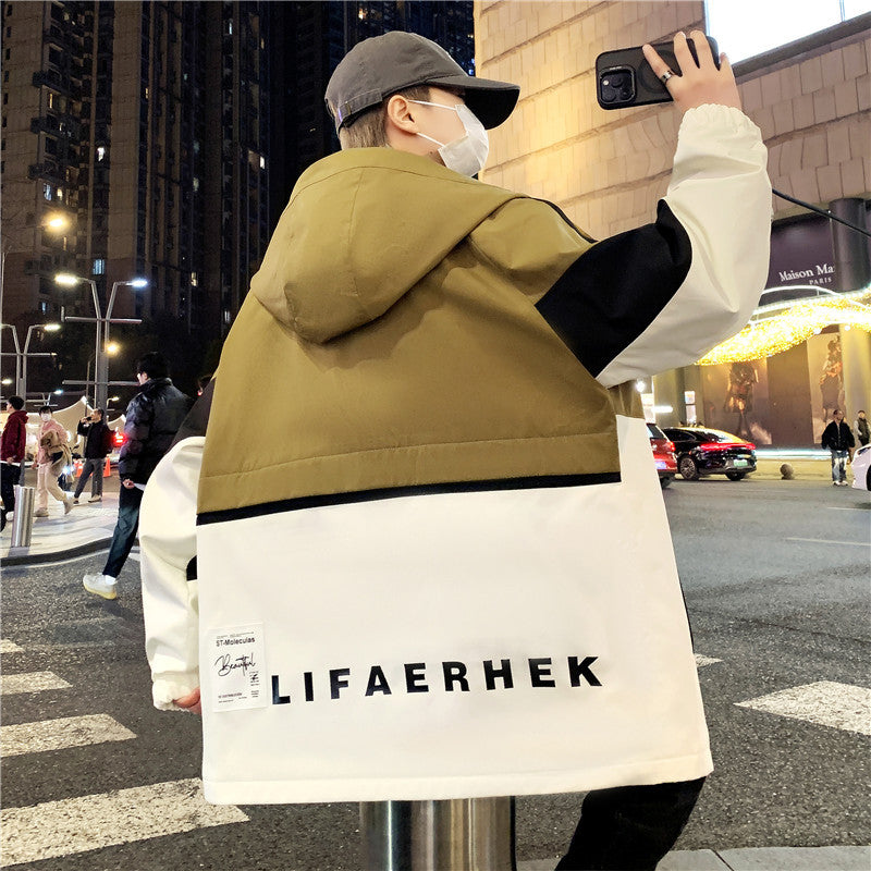Herren Oversize-Windbreaker mit Kapuze, sportlichem Frontprint und Kontrastpanelen Echoarchiv