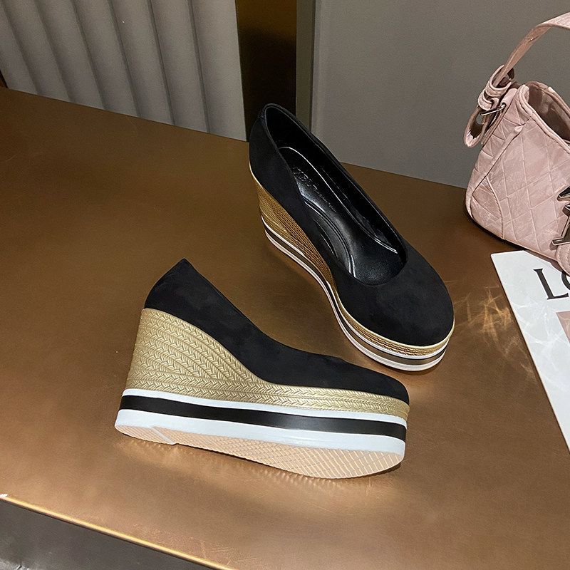 Damen Plateau-Keilpumps mit Bastkeil und Lack-Kroko-Optik Echo Archiv
