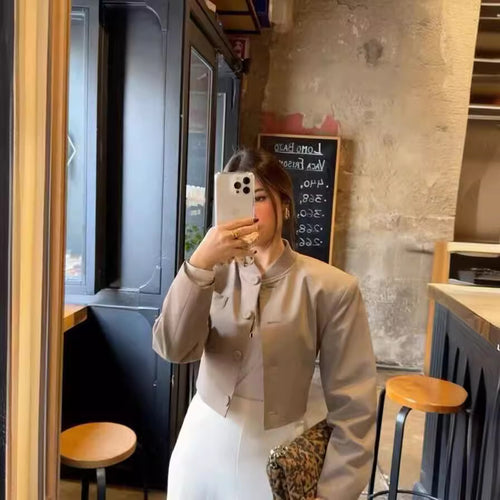 Damen kurz geschnittene Nadelstreifen-Bolerojacke mit gerundetem Stehkragen und dekorativen Knöpfen – Célinea