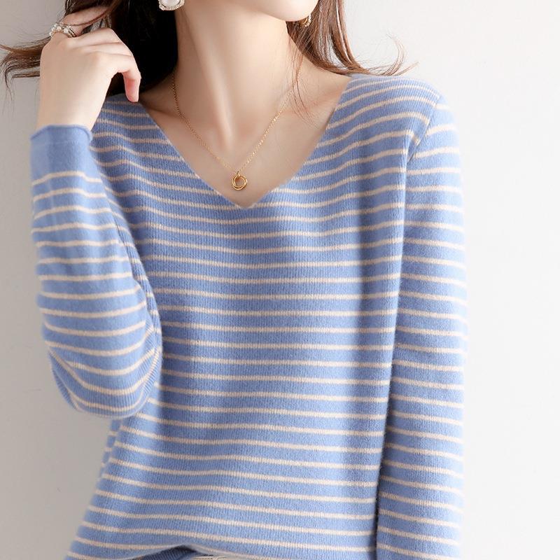 Damen Zarter Streifen-V‑Ausschnittpullover aus feinem Rippstrick mit weichem Fall Echoarchiv