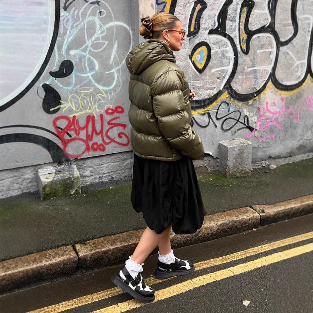 Damen Kurze glänzende Steppjacke mit Kapuze und boxy Silhouette Echoarchiv