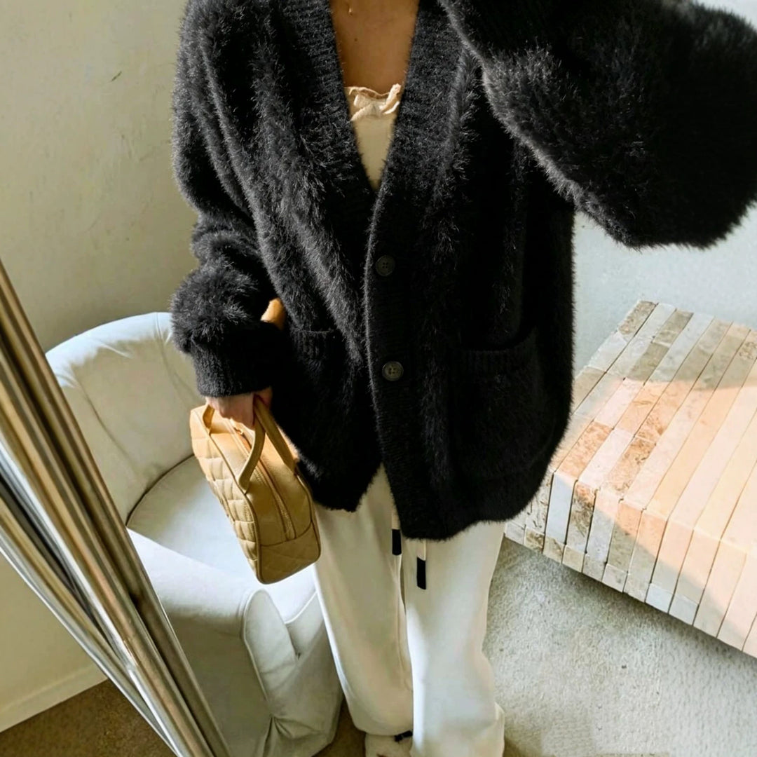 Damen Fluffy-Cardigan mit tiefem V-Ausschnitt, gerippter Knopfleiste und Eingrifftaschen – Veloura