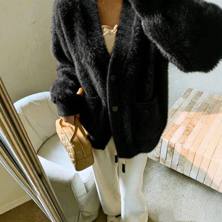 Damen Fluffy-Cardigan mit tiefem V-Ausschnitt, gerippter Knopfleiste und Eingrifftaschen – Veloura