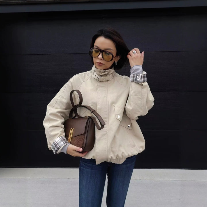 Damen Kurze Boxy-Fieldjacke mit hohem Funnelkragen und karierten Ärmelumschlägen Echoarchiv