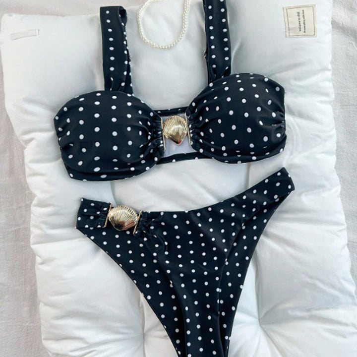 Damen Bikini mit dekorativen Rüschen und goldenen Akzenten Echo Archiv