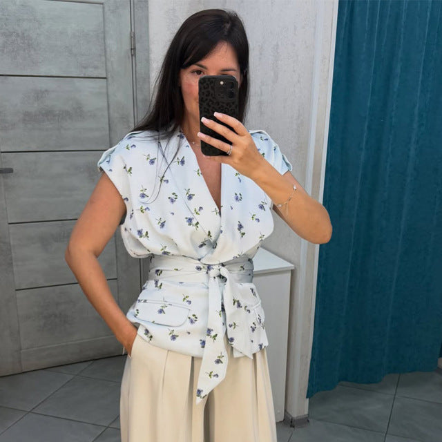 Damen Ärmellose Wickelbluse mit tailliertem Bindegürtel und Pattentaschen Echoarchiv