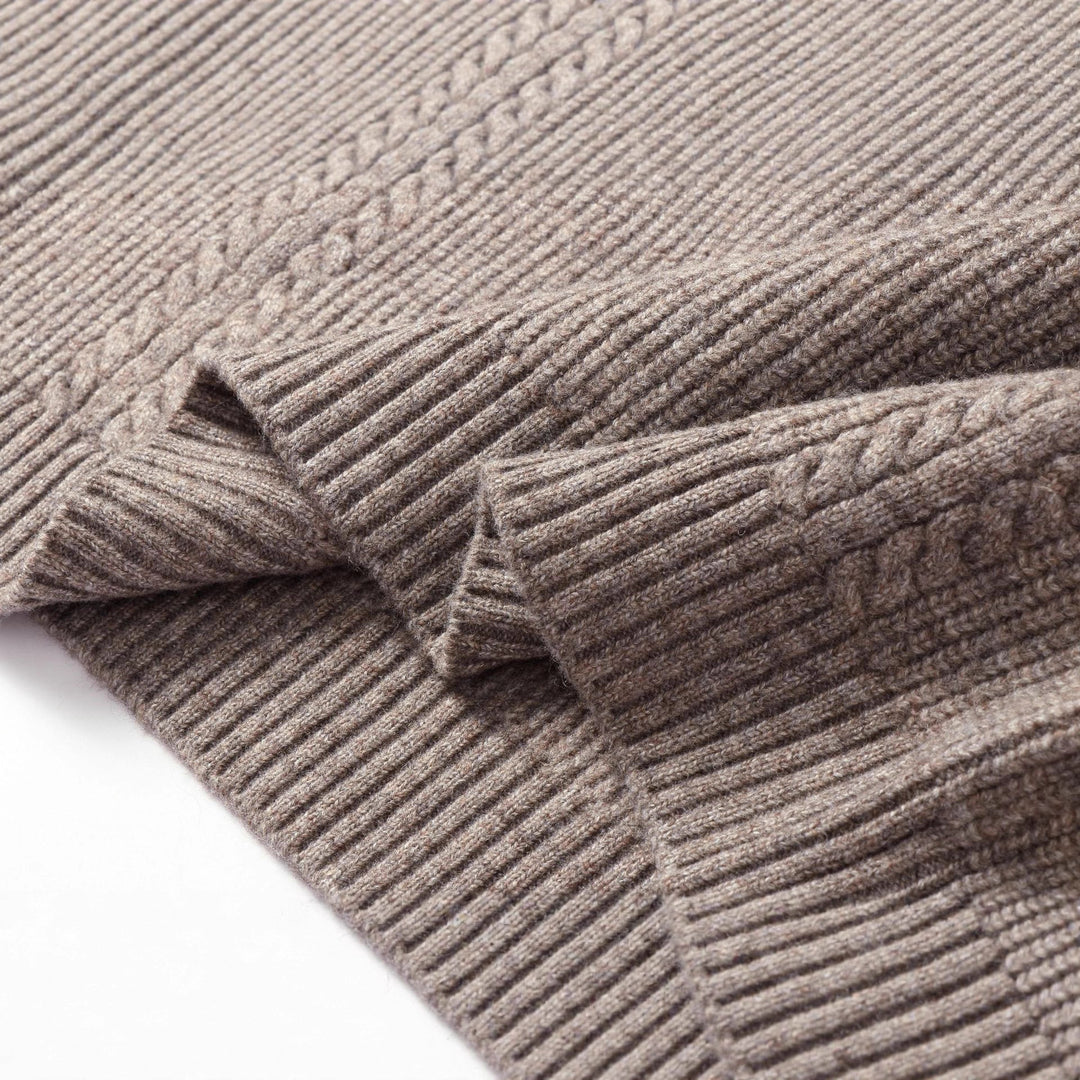 Unisex Strickpullover mit Henley-Knopfleiste und Zopfmuster Echoarchiv