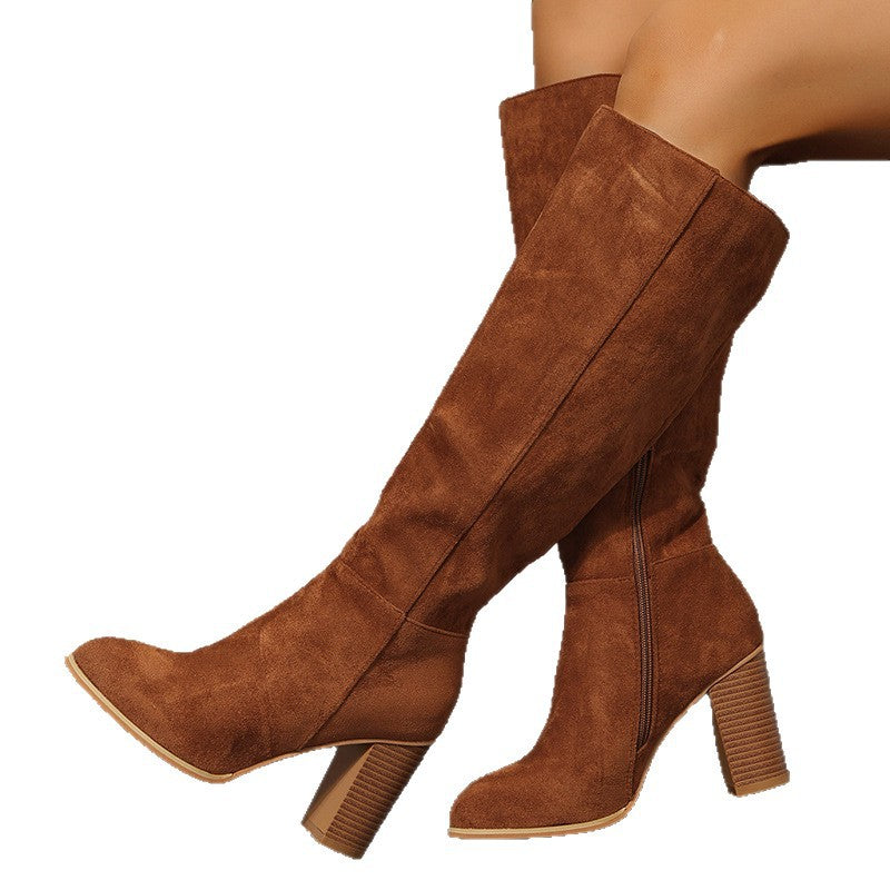 Damen Kniehohe Veloursoptik Stiefel mit skulpturellem Blockabsatz und seitlichem Reißverschluss – Lioré