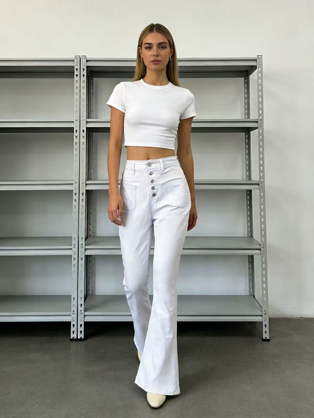Damen Flared Jeans mit Knopfdetail und hohem Bund Echo Archiv