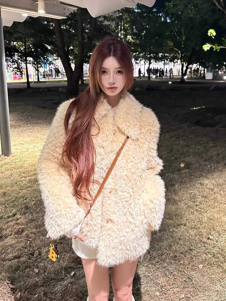Damen Kurzmantel aus Teddyfleece mit Oversize‑Schnitt Stehkragen und Pattentaschen Echoarchiv