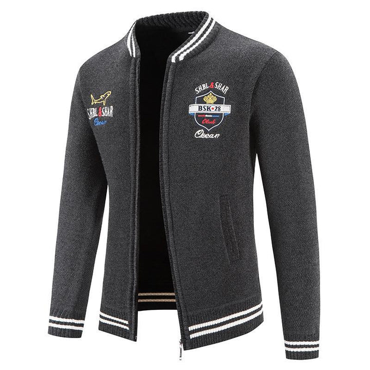 Herren sportliche Strickjacke mit Stehkragen und abwechslungsreicher Stickerei Echoarchiv