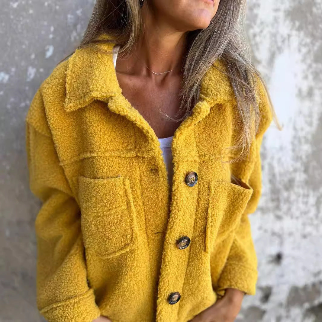 Damen nan Teddyjacke mit großem Reverskragen, durchgehender Knopfleiste und aufgesetzten Pattentaschen Echo Archiv