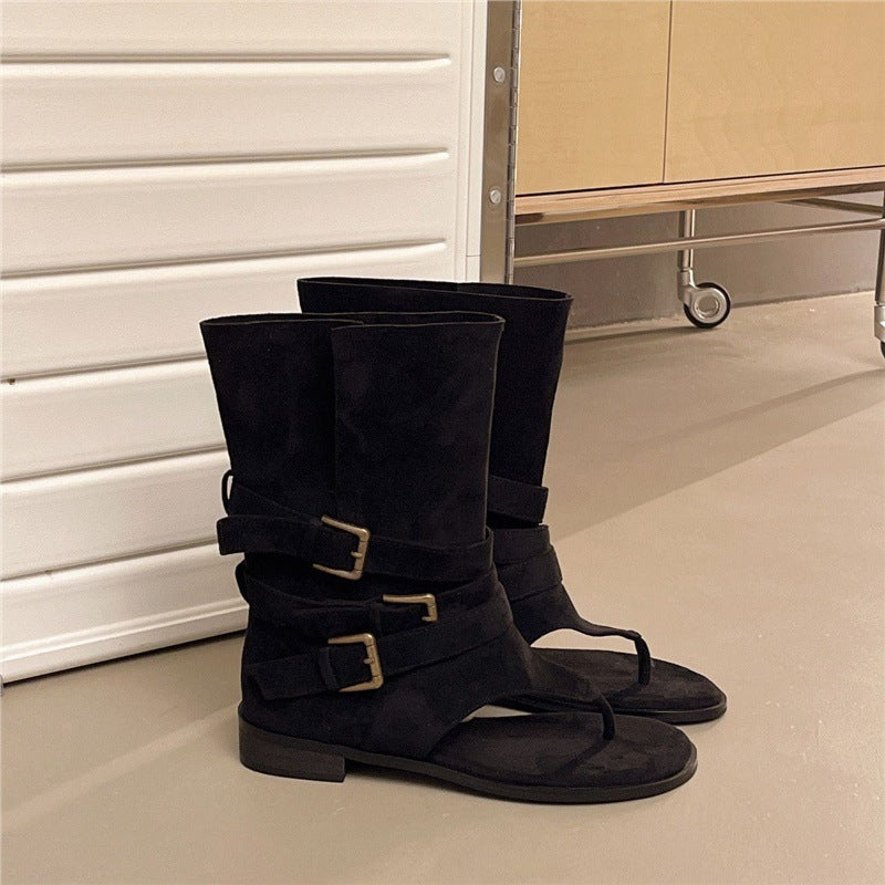 Damen Sandalen‑Stiefelette aus Veloursleder mit Zehensteg und dekorativen Schnallenriemen – Sorelia