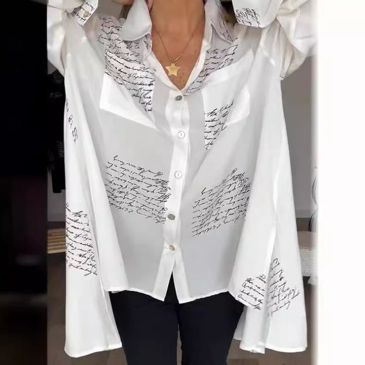 Damen Oversize Hemd Bluse aus leichtem Chiffon mit Text-Patch-Druck und aufgenähter Brusttasche Echoarchiv