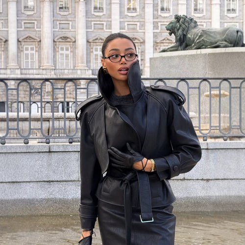 Damen Taillierte Lederjacke mit kurzem Cape‑Einsatz, Schulterpolstern und Bindegürtel Echoarchiv