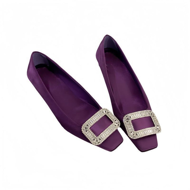 Damen Satin-Ballerinas mit quadratischer Zehenpartie und strassbesetzter Schmuckschließe – Lioré