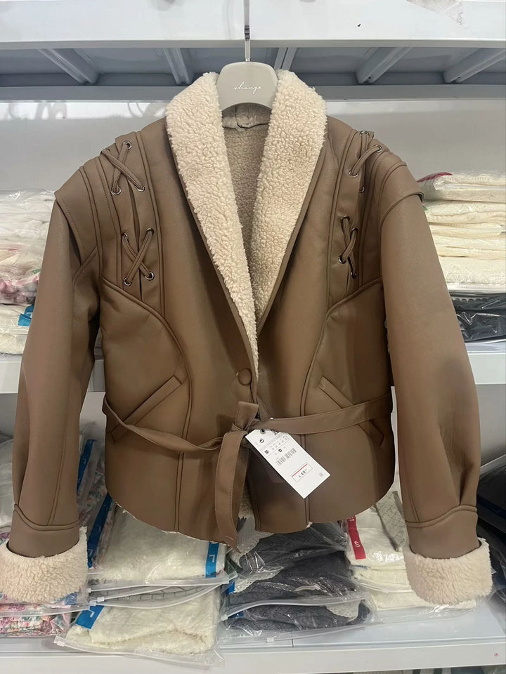 Damen nan taillierte Kunstlederjacke mit Sherpa-Futter, Wickelgürtel und seitlichen Schnürdetails Echo Archiv