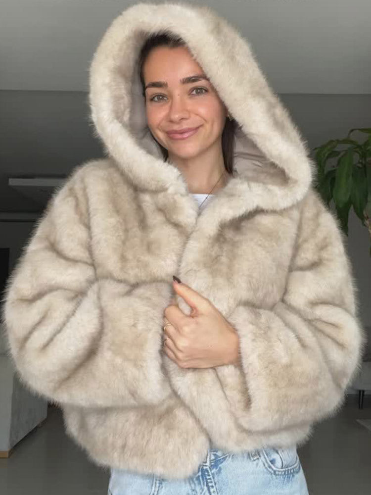Damen Kapuzen-Kurzjacke aus Kunstpelz mit Boxy‑Silhouette und warmer Wattierung Echoarchiv