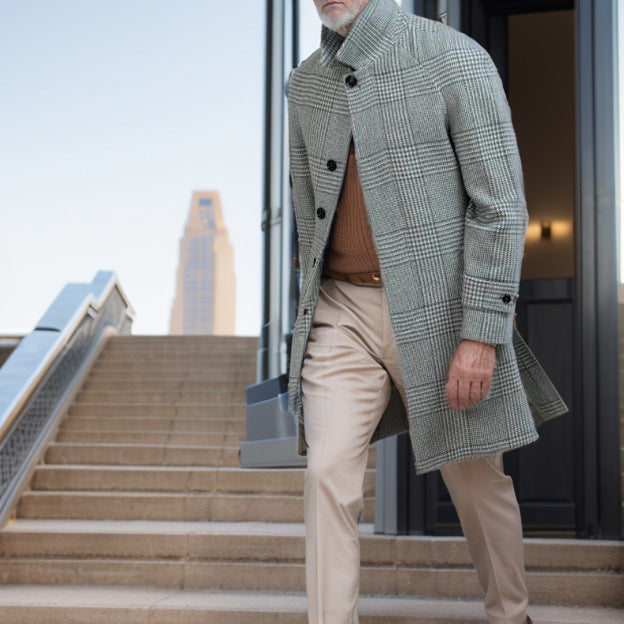 Herren eleganter Langmantel im karierten Design mit Taillengürtel und praktischen Taschen Echoarchiv
