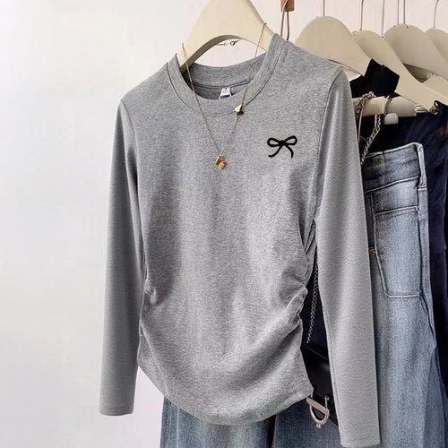 Damen gerüschtes Langarmshirt mit dezenter Schleifen-Stickerei und taillierter Drapierung – Maréline