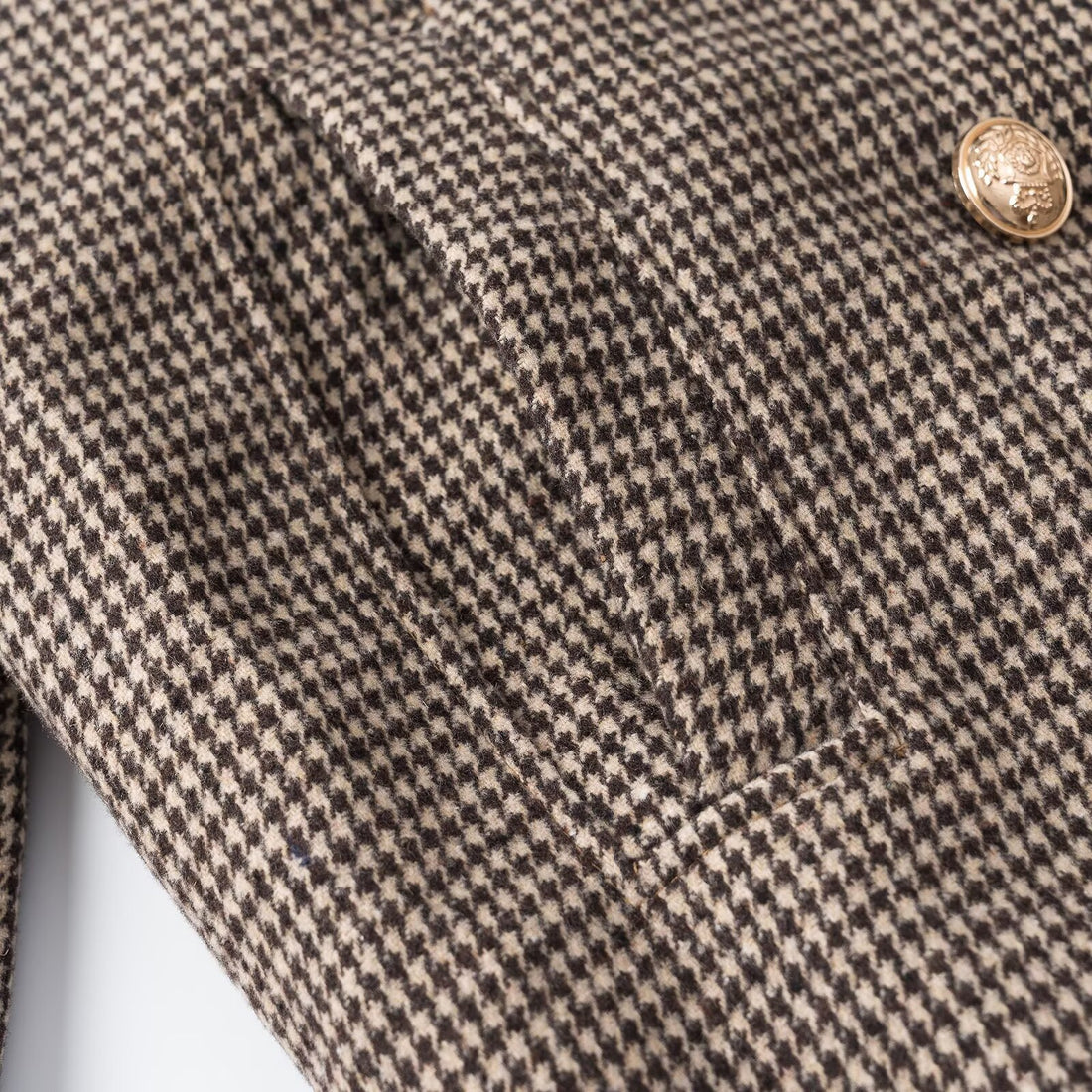 Damen Kurzgeschnittener Doppelreihiger Hahnentritt-Blazer mit taillierter Silhouette und goldenen Zierknöpfen Echoarchiv