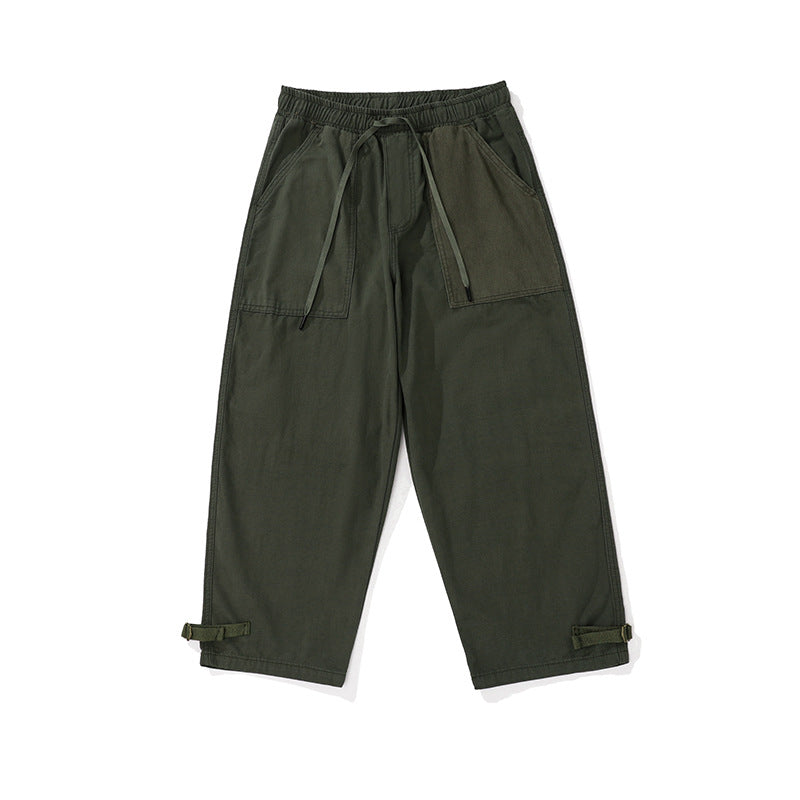 Herren weite Cropped Cargo‑Hose mit elastischem Tunnelzugbund, aufgesetzten Taschen und verstellbaren Knöchelriemen Echoarchiv