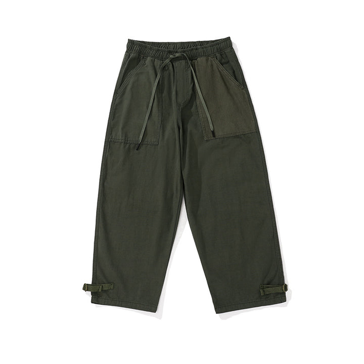Herren weite Cropped Cargo‑Hose mit elastischem Tunnelzugbund, aufgesetzten Taschen und verstellbaren Knöchelriemen Echoarchiv