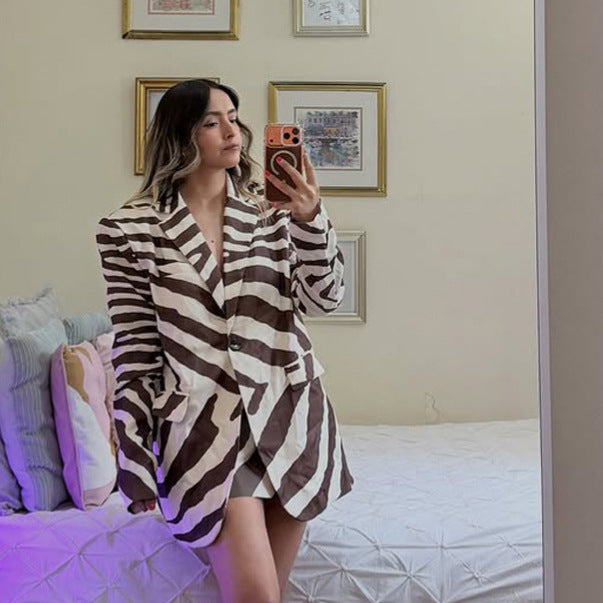 Damen Blazerkleid im Zebra-Print mit markanter Schulterpartie & breitem Taillengürtel Echoarchiv