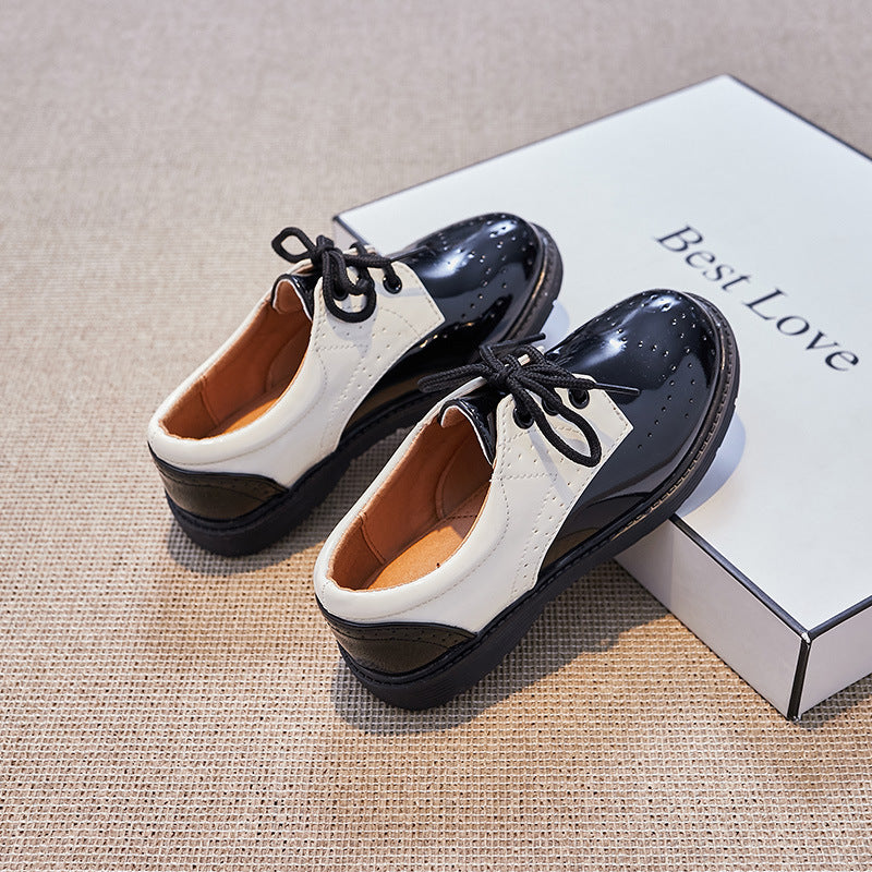Damen Klassische Lacklederschuhe mit perforierten Details Echo Archiv
