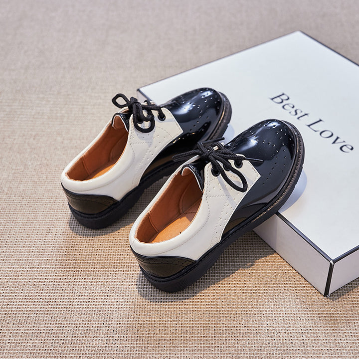 Damen Klassische Lacklederschuhe mit perforierten Details Echo Archiv