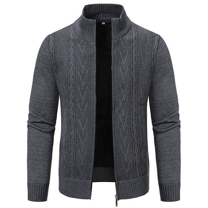 Herren Strickjacke mit modernem Zopfmuster und hohem Stehkragen Echoarchiv
