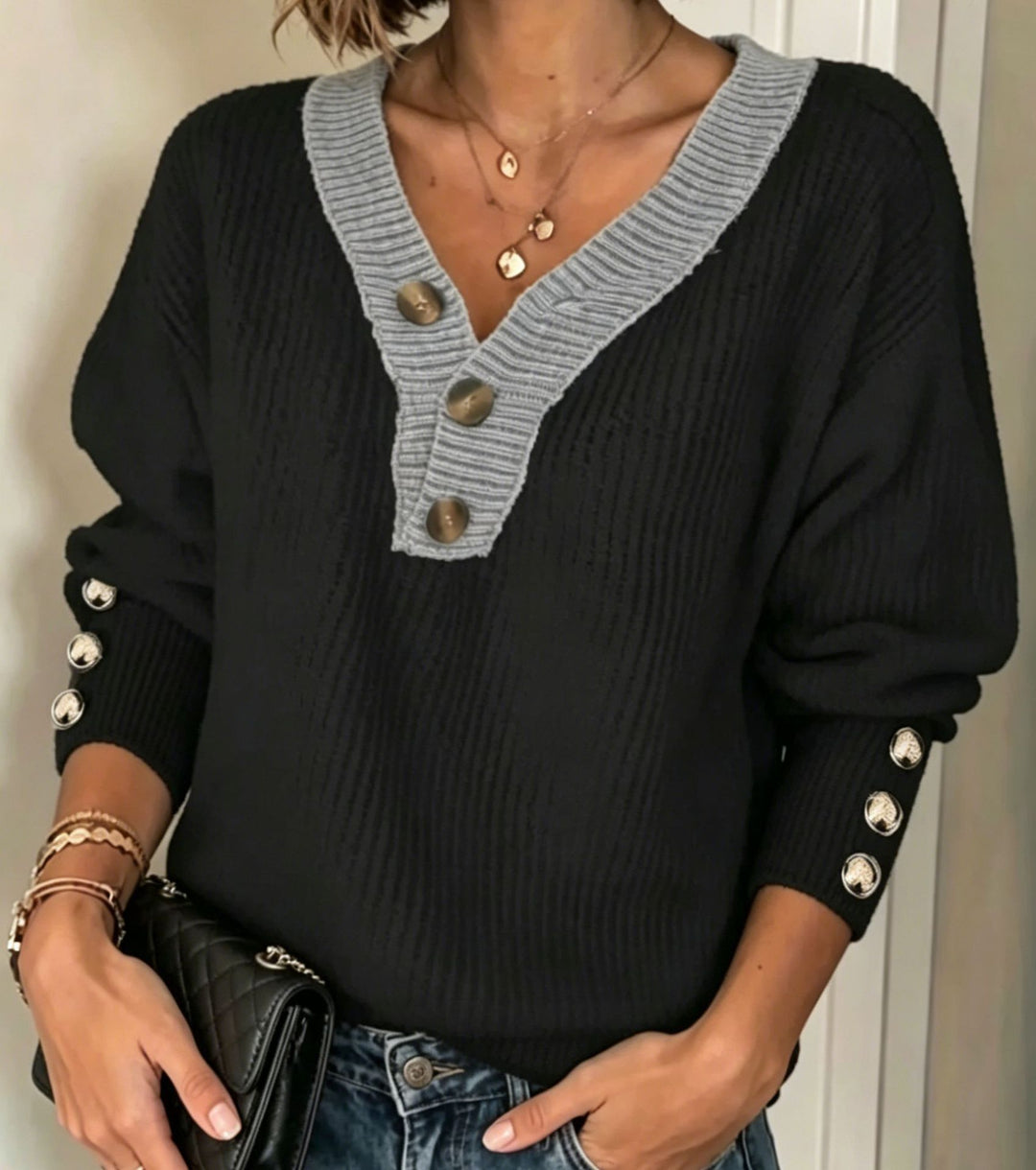 Damen Feinstrickpullover mit tiefem V-Ausschnitt, kontrastierter Knopfleiste und Zierknopf-Ärmeln – Mavelle
