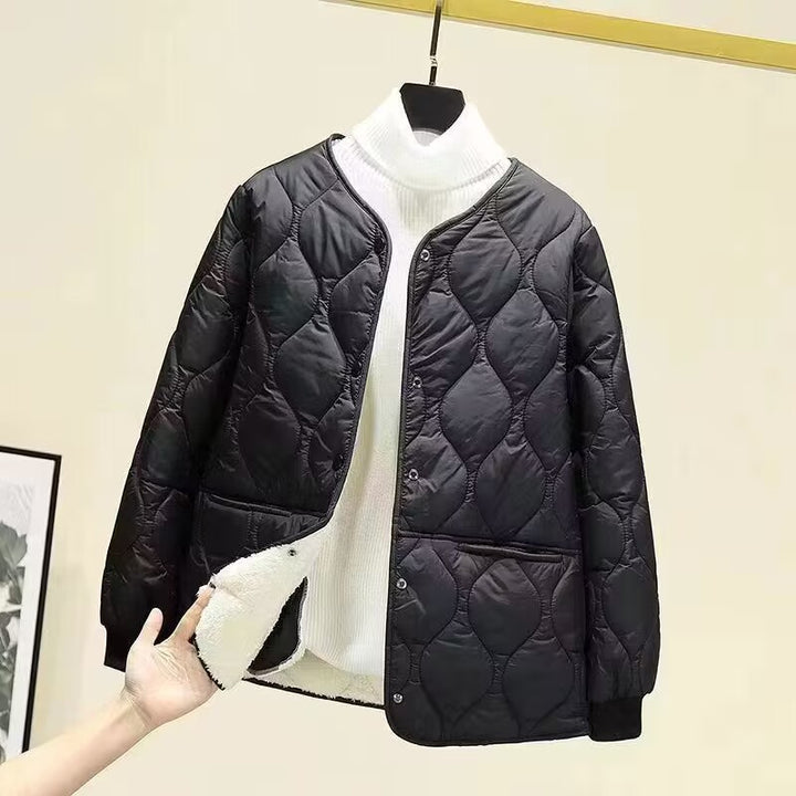 Damen ultraleichte wattierte Kurzjacke mit organischer Wellensteppung und elastischen Rippbündchen – Célinea